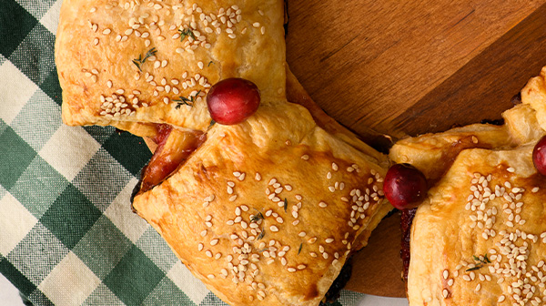 Rosca de hojaldre rellena de mermelada de arándanos y queso brie
