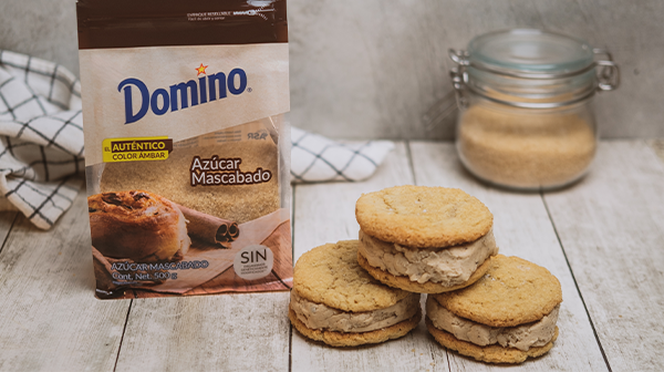 Sándwich de galleta con helado de café