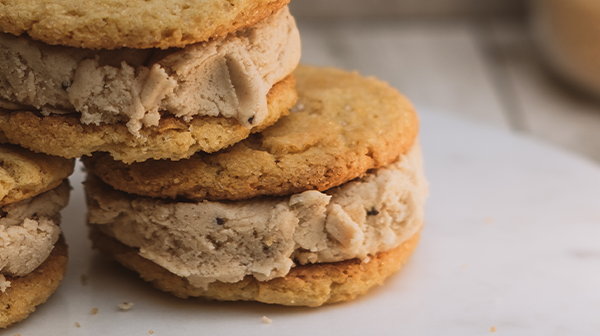 Sándwich de galleta con helado de café