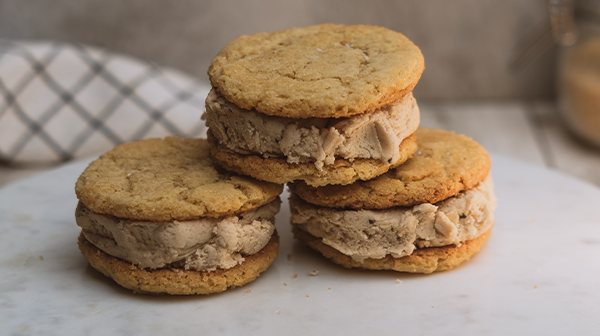 Sándwich de galleta con helado de café