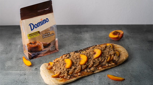 Pizza de durazno a la parrilla con salsa de caramelo Bourbon