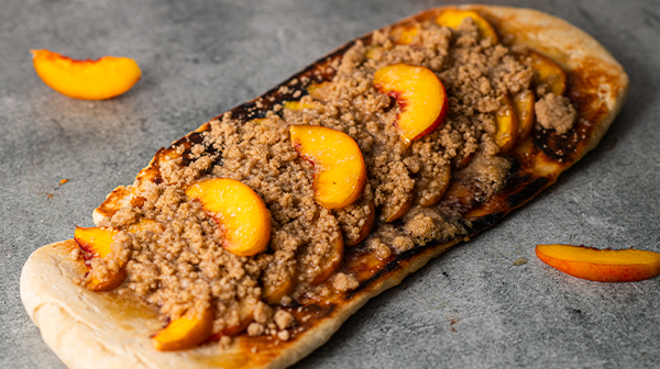 Pizza de durazno a la parrilla con salsa de caramelo Bourbon