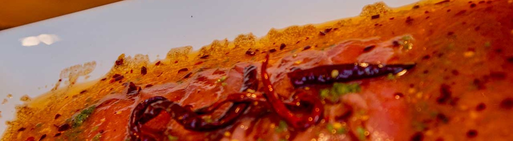 Carpaccio de atún con vinagreta de tamarindo y chile de árbol