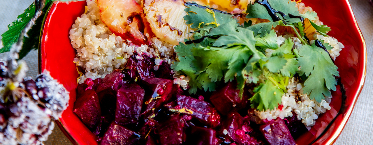 Ensalada de betabel rostizado con quinoa y vinagreta dulce