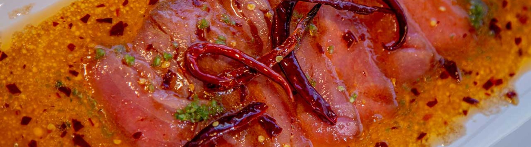 Carpaccio de atún con vinagreta de tamarindo y chile de árbol - comparación