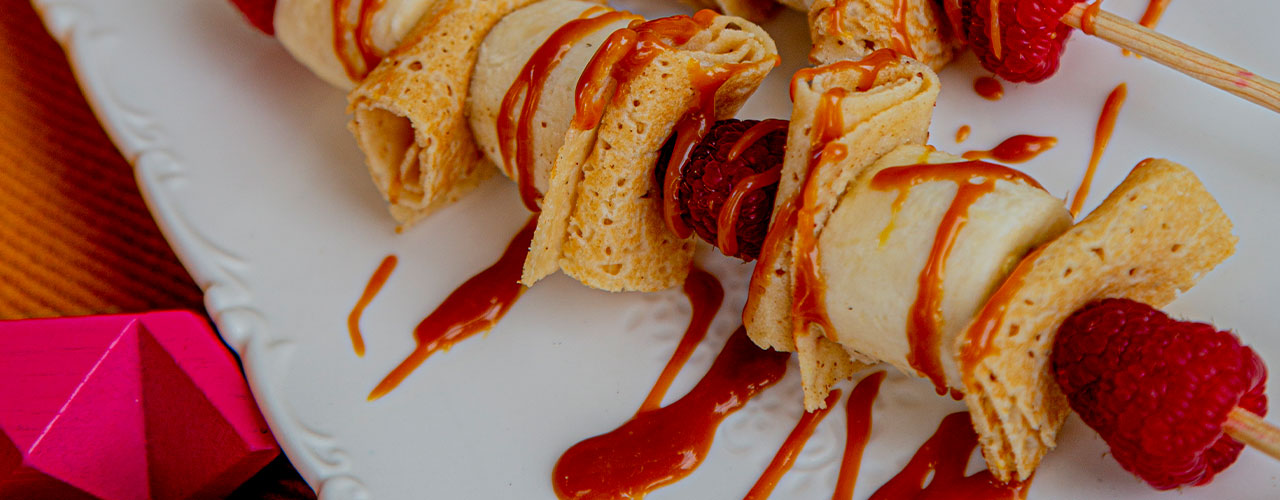 Brochetas de crepas de plátano y chicloso de caramelo